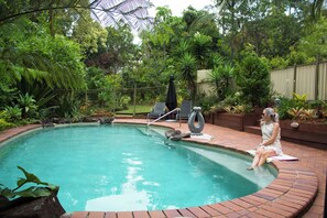 Ulkouima-allas, aurinkovarjoja, aurinkotuoleja