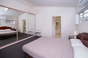 Standard Suite, 2 Bedrooms, Non Smoking, Kitchen (Oasis Self Contained) | Egyptian cotton sheets, premium bedding, pillow-top beds, desk - Boulevarde Motor Inn (Wagga Wagga)