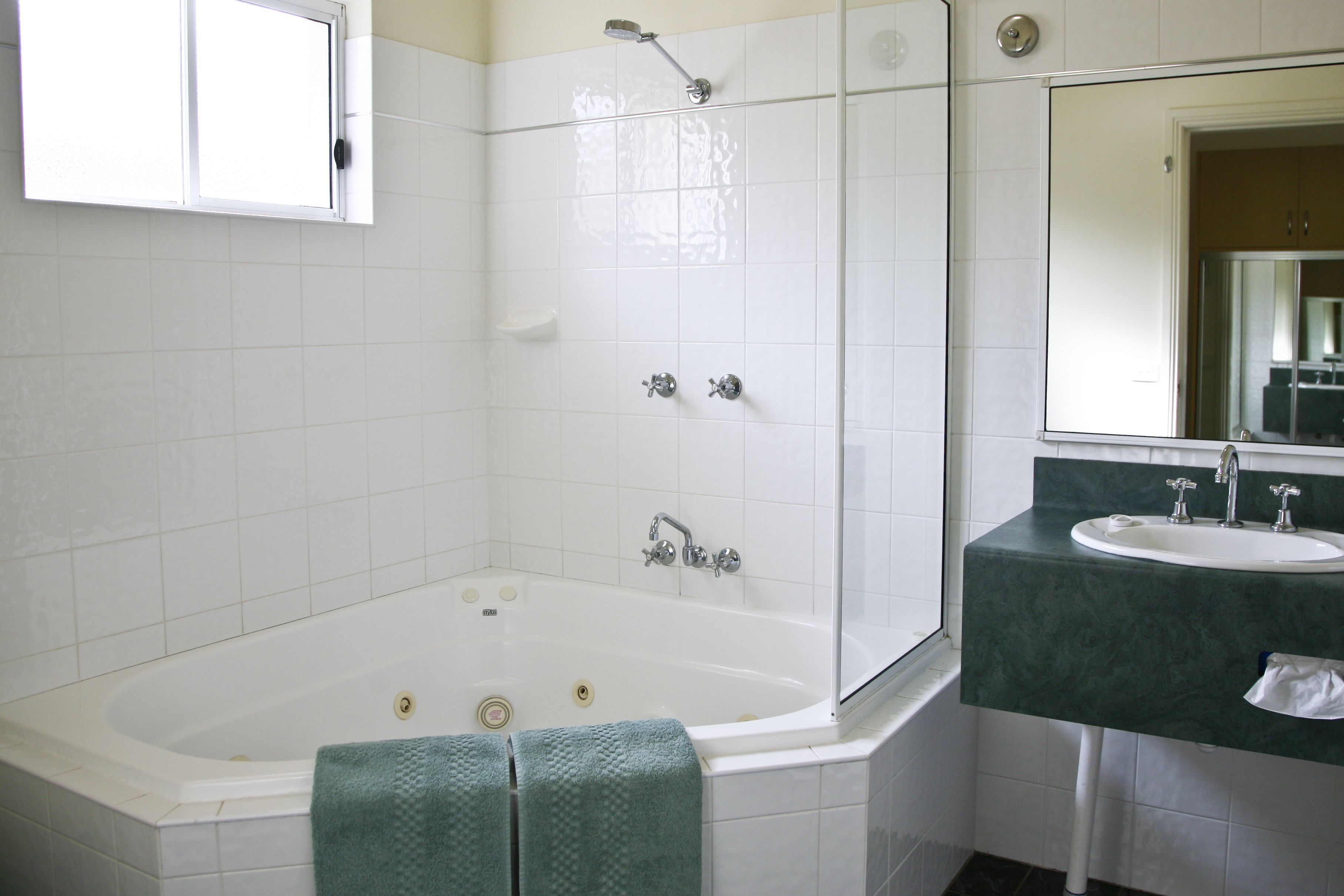 Un baño con bañera, ducha y lavamanos.