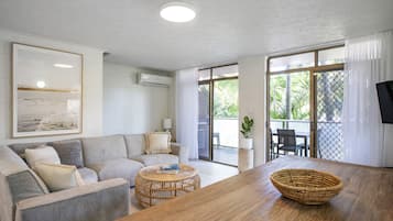 Apartamento superior, 3 habitaciones, cocina | Zona de estar | Una televisión de pantalla plana, Netflix