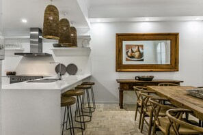 Luksus-loftsleilighet, 4 soverom, kjøkken | Eget kjøkken | Kjøleskap, mikrobølgeovn, kokeplater og kaffetrakter/tekoker