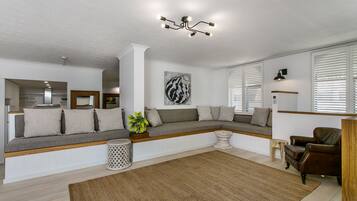 Luxury Penthouse, 4 Bedrooms, Kitchen | Living room | Flat-screen TV, Netflix