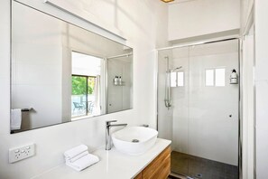 Superior-Suite, 3 Schlafzimmer, Küche, Strandblick | Badezimmer | Badewanne und Dusche (separat), Haartrockner, Handtücher