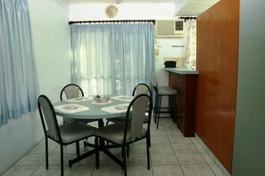 Refrigerador con freezer, microondas, cafetera/tetera