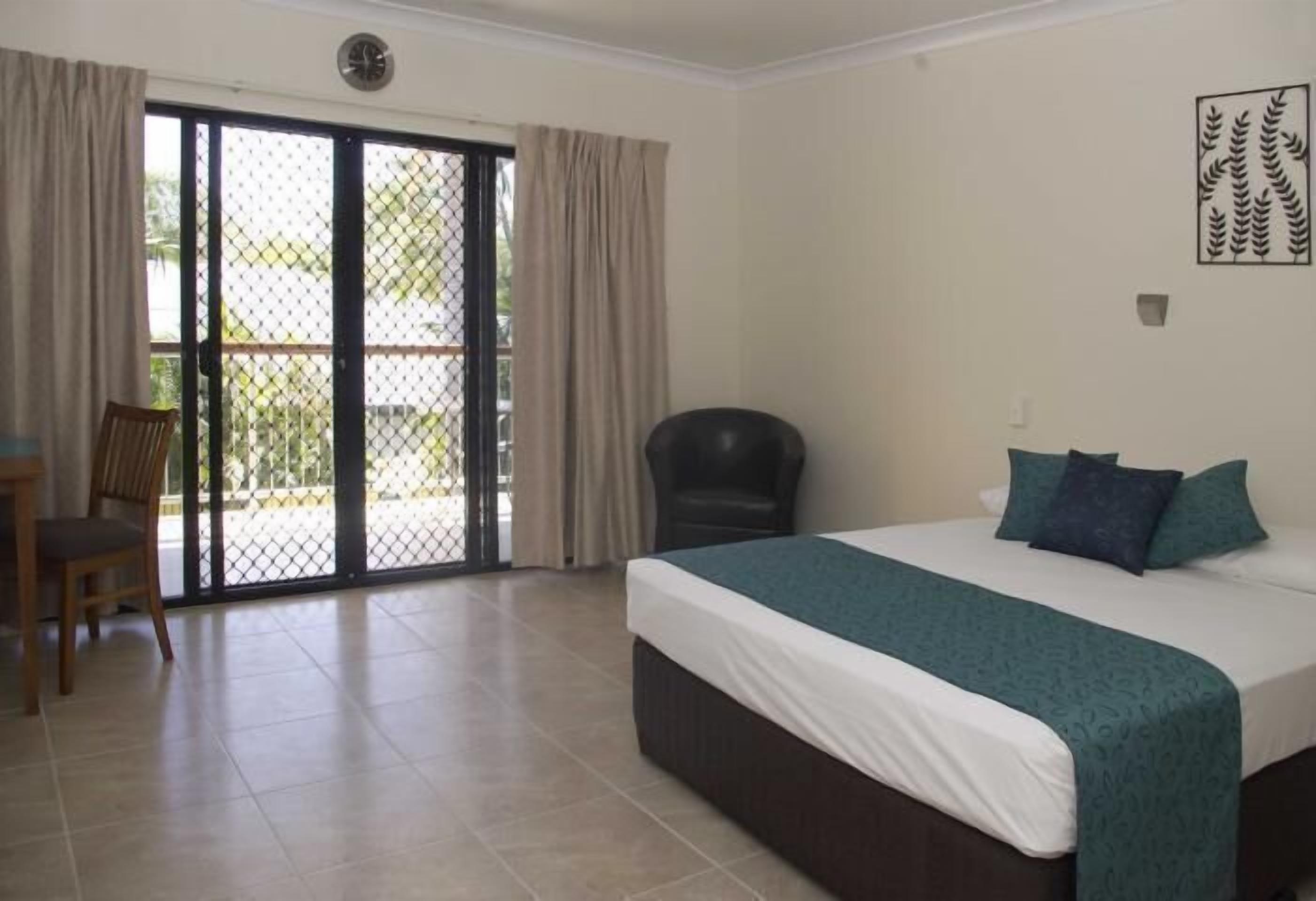 Tabla de planchar con plancha, wifi gratis, ropa de cama