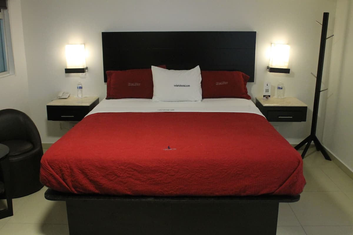 Standard Room, 1 Queen Bed | 1 bedroom, in-room safe, free WiFi, bed sheets
