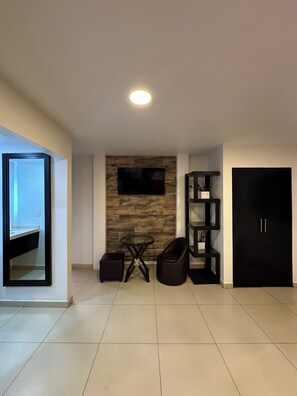 In-room safe, free WiFi, bed sheets - Hotel Velario (Tijuana)