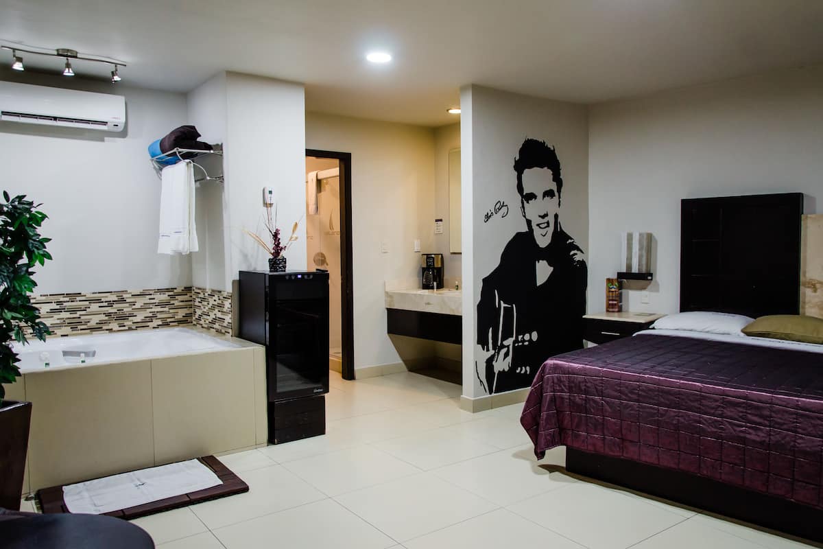 Suite (Jacuzzi) | 1 bedroom, in-room safe, free WiFi, bed sheets