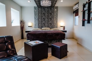 Suite, 1 King Bed | In-room safe, free WiFi, bed sheets