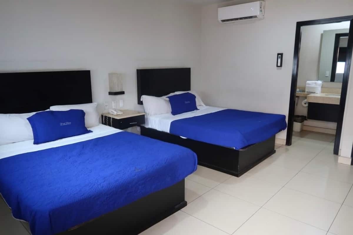 Habitación doble | Caja de seguridad en la habitación, wifi gratis y ropa de cama