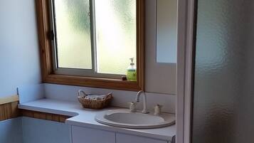 Standard Room, Non Smoking, Kitchen (Hakea Cottage) | Bathroom | Towels