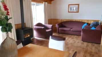 Standard Room, Non Smoking, Kitchen (Hakea Cottage) | Living area | TV