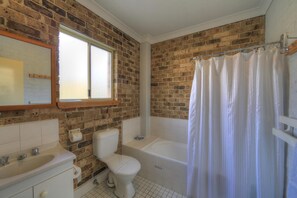 Free toiletries, towels - Acacia Snowy Motel (Jindabyne)