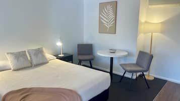 Deluxe Room, 1 Katil Ratu (Queen), Non Smoking | Peti besi dalam bilik, seterika/papan seterika, Wi-fi percuma