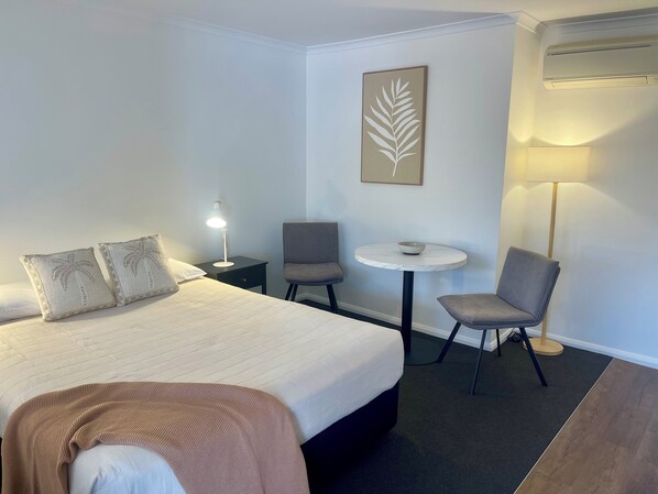 غرفة ديلوكس - سرير كبير - لغير المدخنين | خزنة داخل الغرفة ومكواة/لوح كي وواي فاي مجانًا وملاءات أسرّة