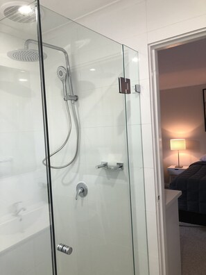 Shower, free toiletries, hair dryer, towels - Estelle Kramer Motor Inn (Armidale)