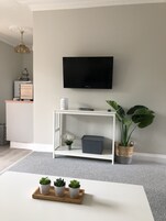 アパートメント 2 ベッドルーム | リビング エリア | 薄型テレビ