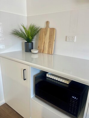 Caja de seguridad en la habitación y tabla de planchar con plancha 