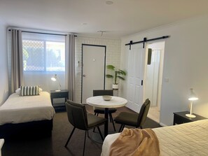 Twin Room | In-room safe, iron/ironing board, free WiFi, bed sheets - Estelle Kramer Motor Inn (Armidale)