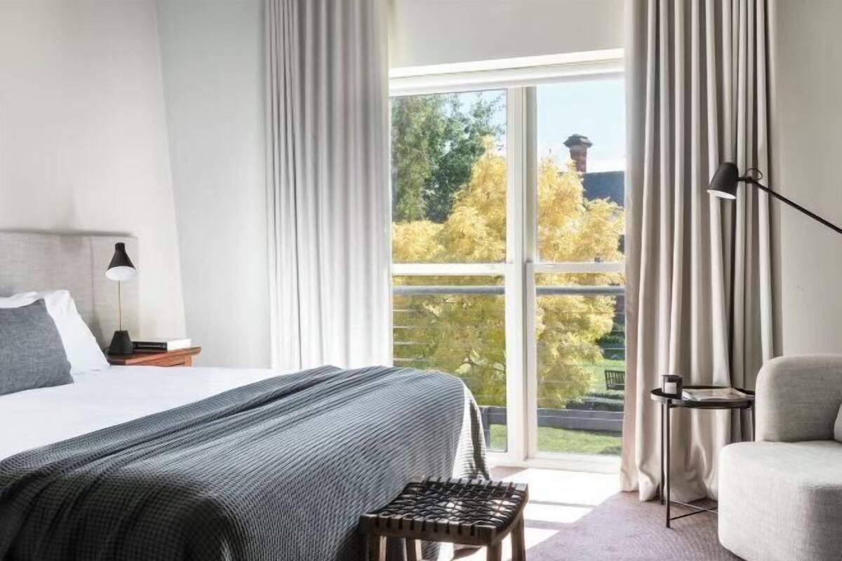 Egyptian cotton sheets, premium bedding, minibar, laptop workspace