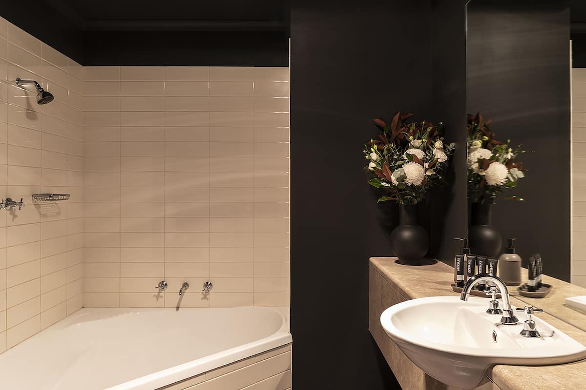superior suite | bathroom | shower, free toiletries, hair dryer, towels