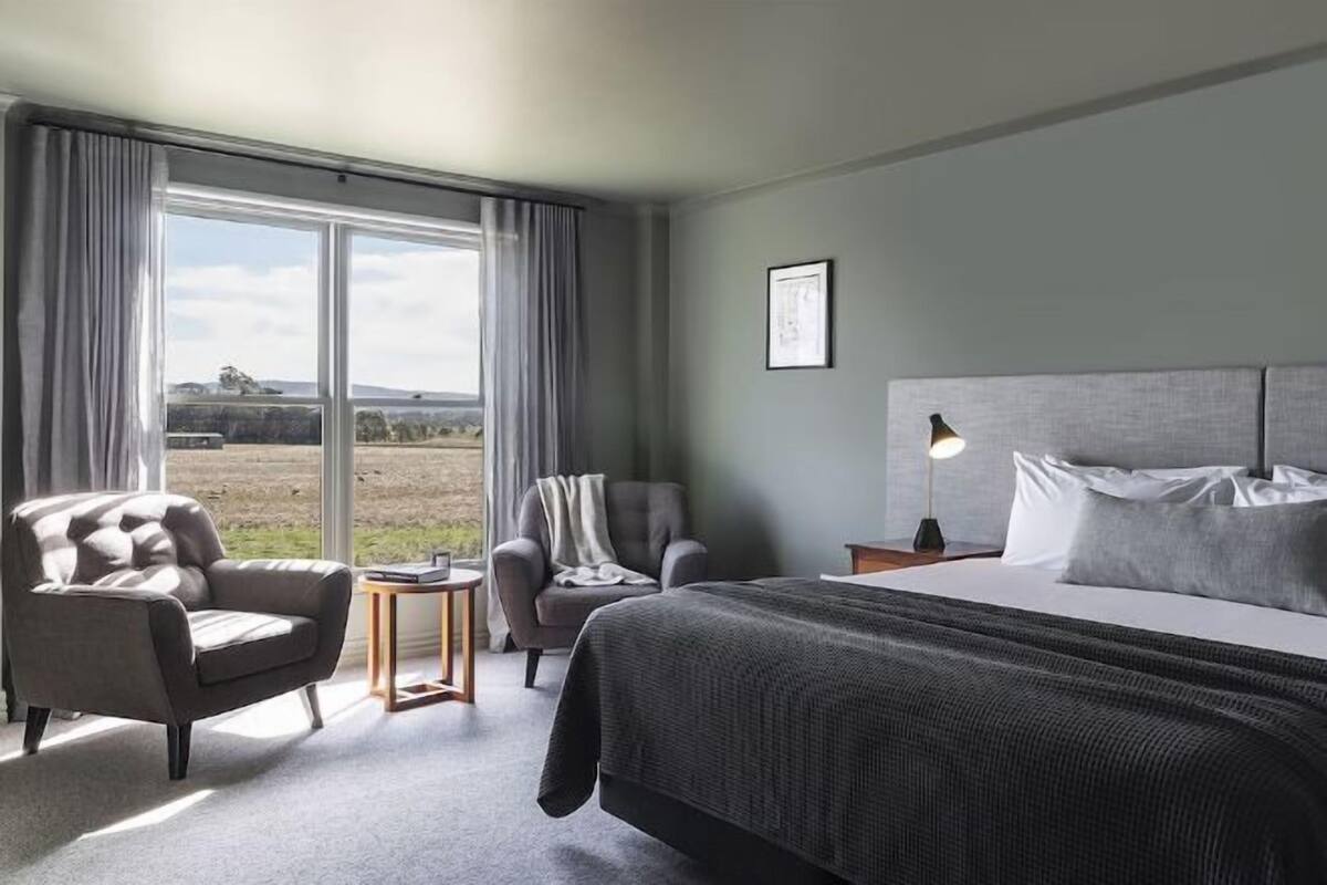 Egyptian cotton sheets, premium bedding, minibar, laptop workspace