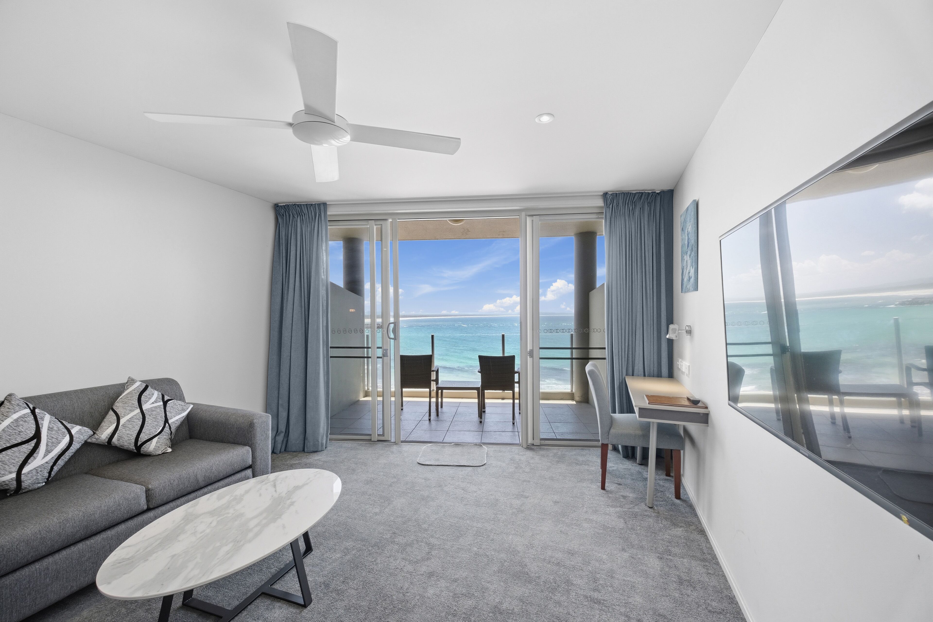 Deluxe Room, Balcony (Deluxe Suite) | Living area