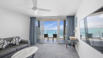 Deluxe Room, Balcony (Deluxe Suite) | Living area