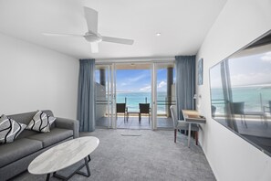 Chambre Deluxe, balcon (Deluxe Suite) | Aire de séjour | Téléviseur ACL