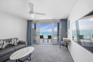 豪華客房, 陽台 (Deluxe Suite) | 起居區 |  LCD 液晶電視