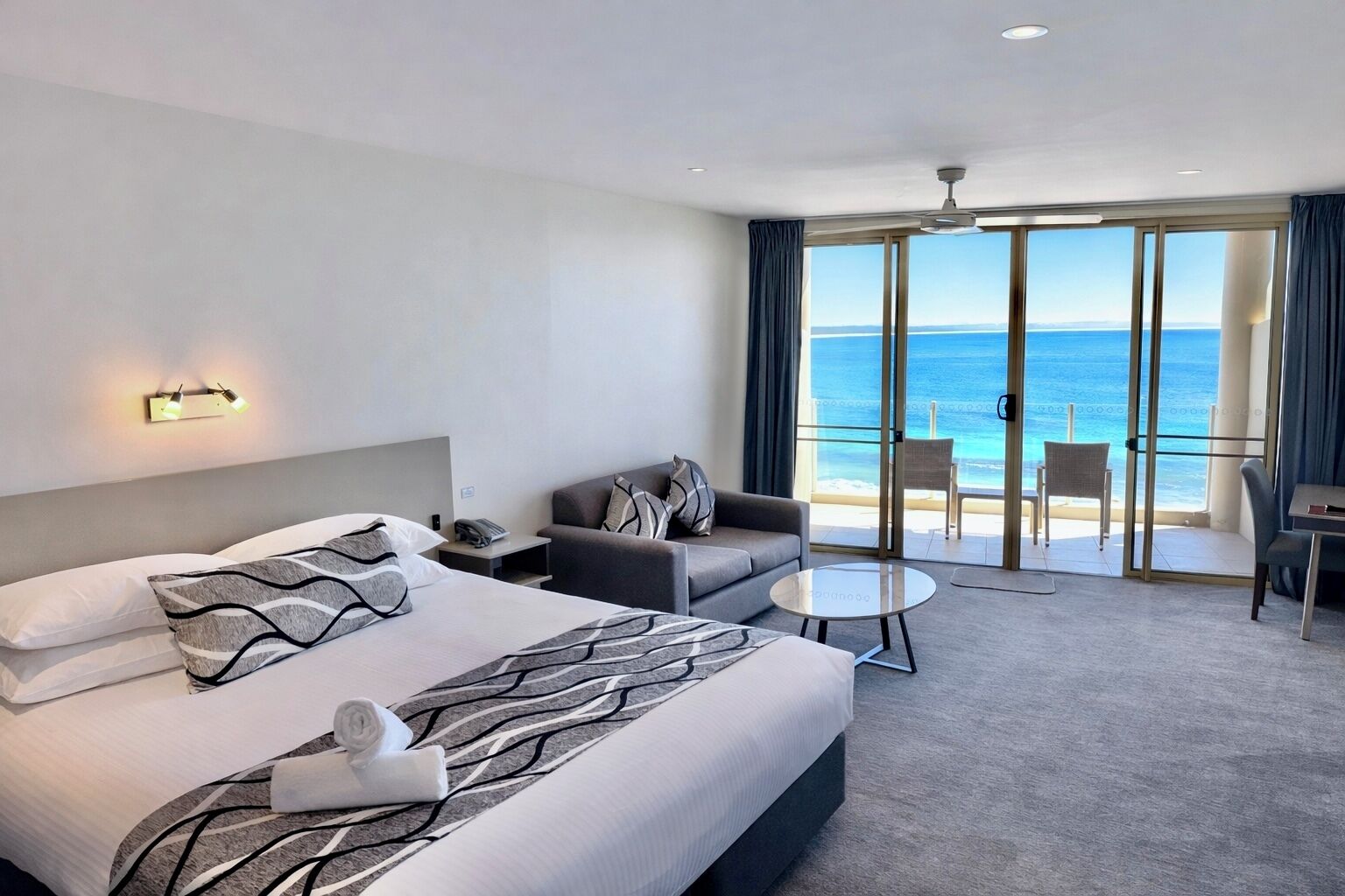 Minibar, escritorio, cortinas blackout y sistema de insonorización 