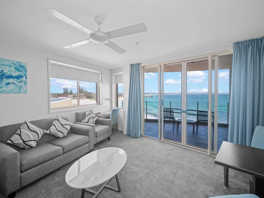 Quarto superior, sacada (Superior Suite) | Área de estar | TV LCD