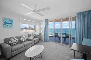 Chambre supérieure, balcon (Superior Suite) | Aire de séjour | Téléviseur ACL