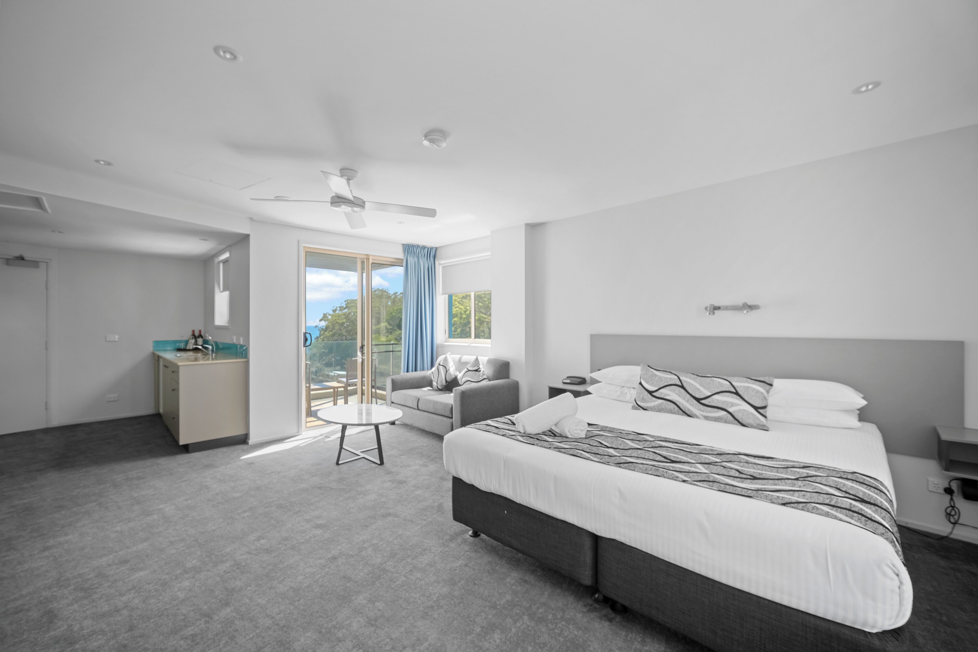 スタンダード ルーム バルコニー (Standard suite) | ミニバー、デスク、遮光カーテン、防音設備