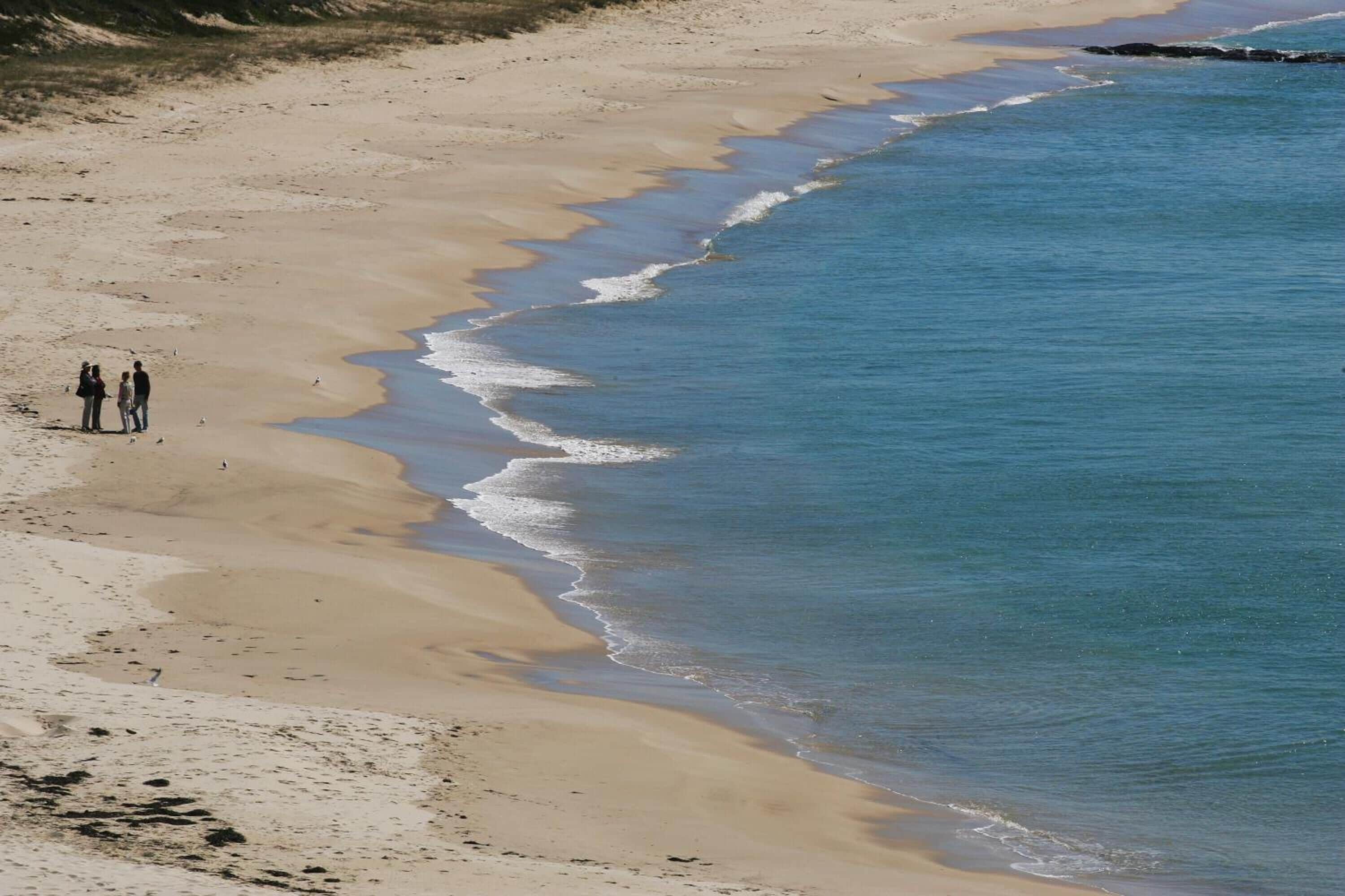 beach nearby, white sand, beach towels