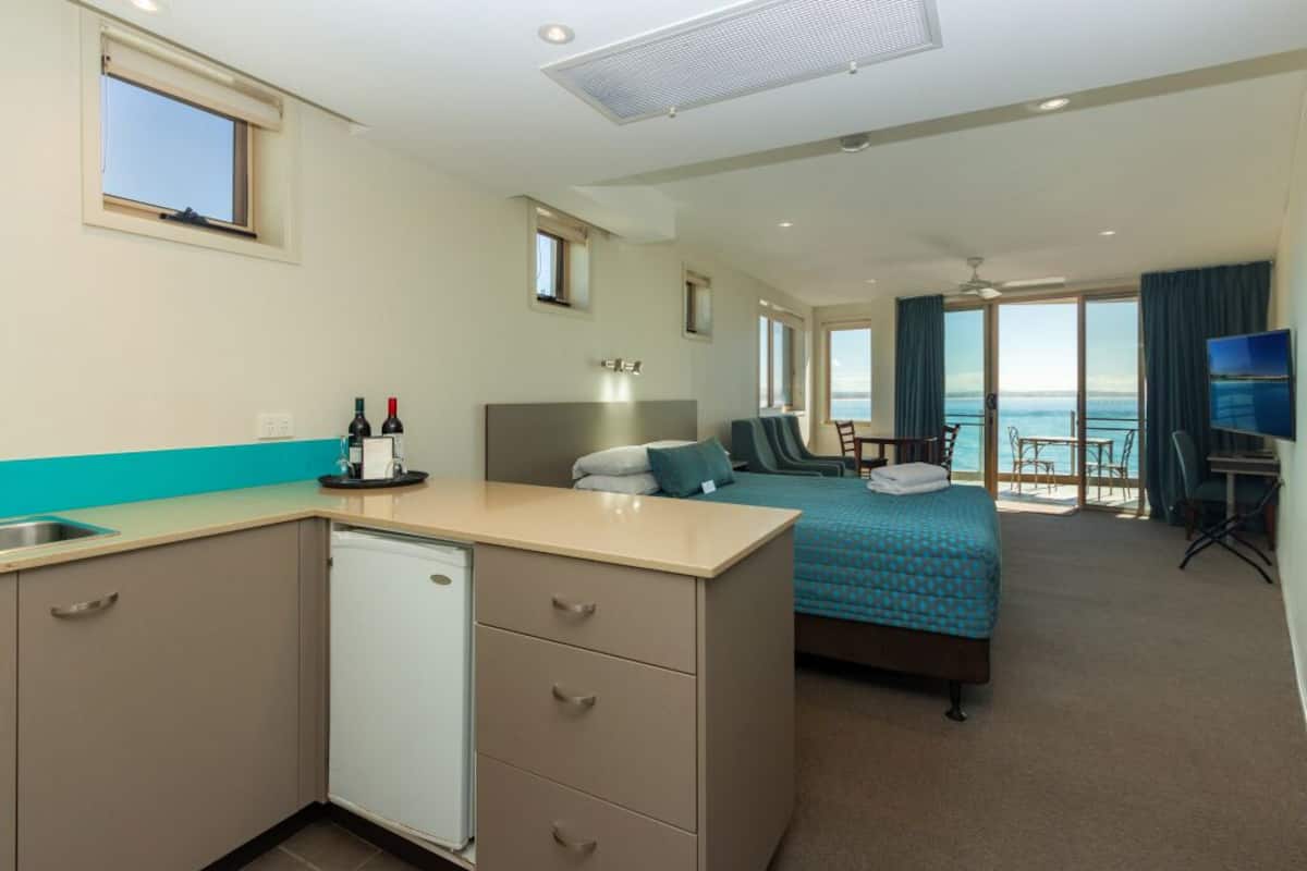 Superior Room, Balcony (Superior Suite) | Living area | LCD TV