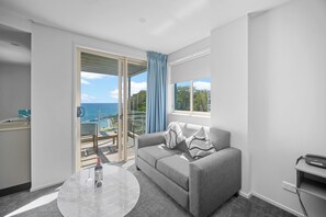 Standardværelse - balkon (Standard suite) | Opholdsområde | LCD-tv