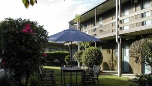 Property grounds - Mt Albert Motor Inn (Auckland)