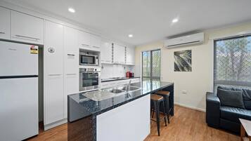 Kjøleskap, mikrobølgeovn, ovn og kokeplater