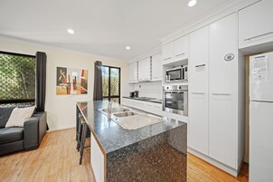 大型冷蔵庫、電子レンジ、オーブン、コンロ