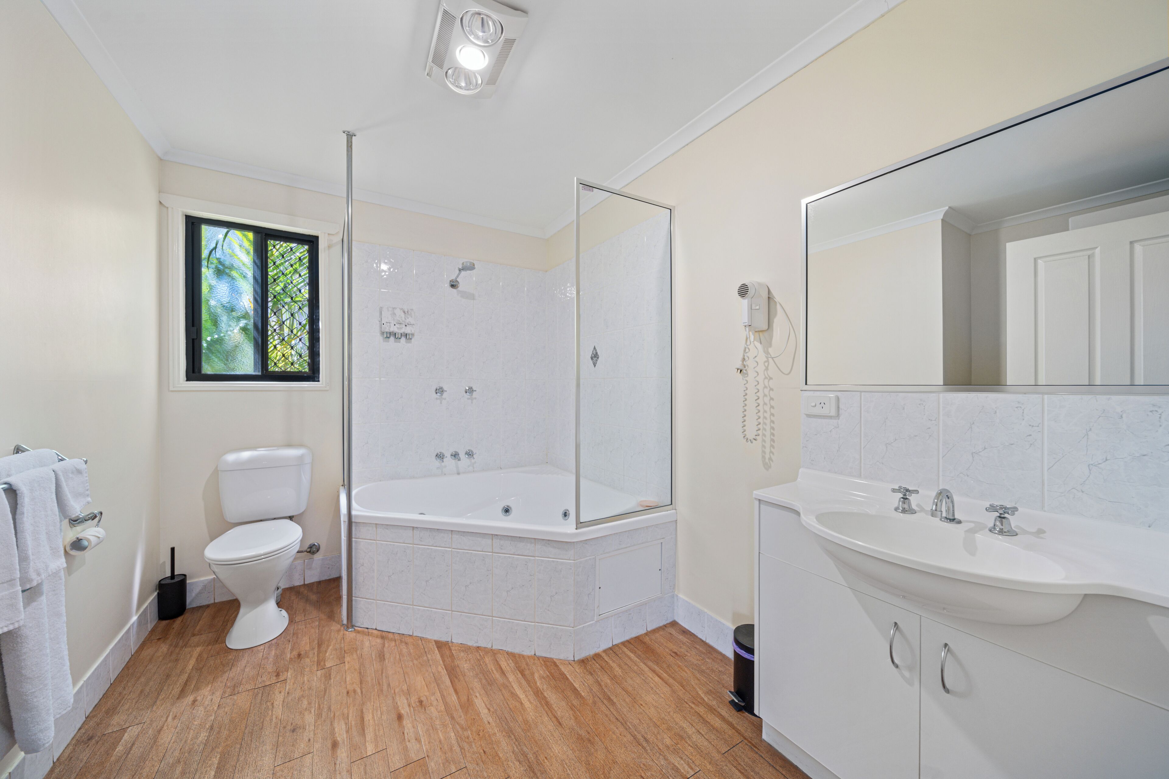 Articles de toilette gratuits, sèche-cheveux, serviettes fournies