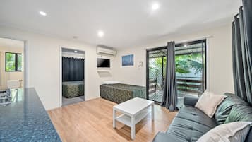 1 habitación, tabla de planchar con plancha, wifi gratis y ropa de cama