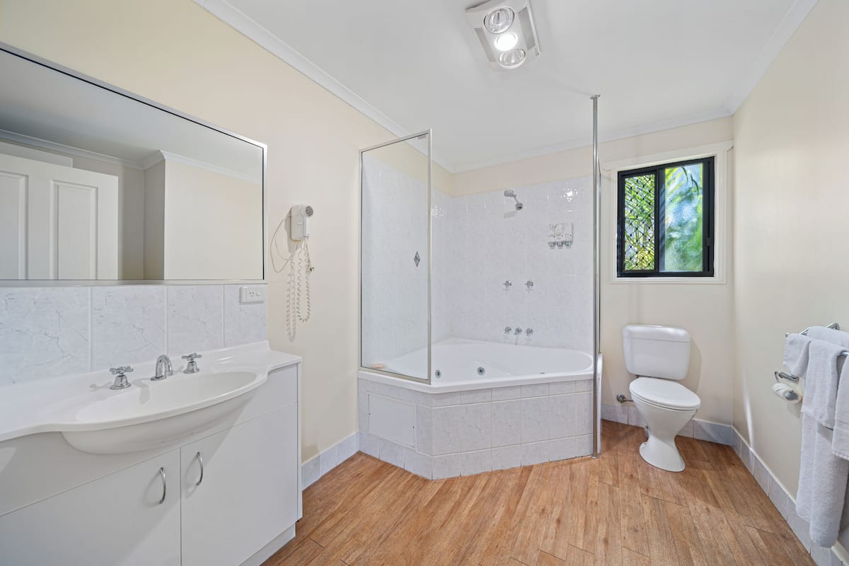Executive Apartment, Multiple Beds, Jetted Tub | Bathroom | Free toiletries, hair dryer, towels, toilet paper