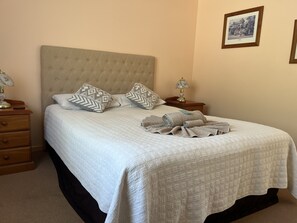Tabla de planchar con plancha, wifi gratis y ropa de cama 