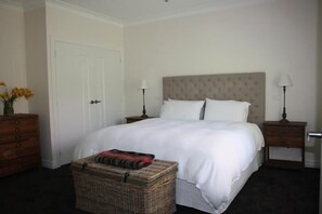 Televisor de pantalla plana, llar de foc i reproductor de DVD 