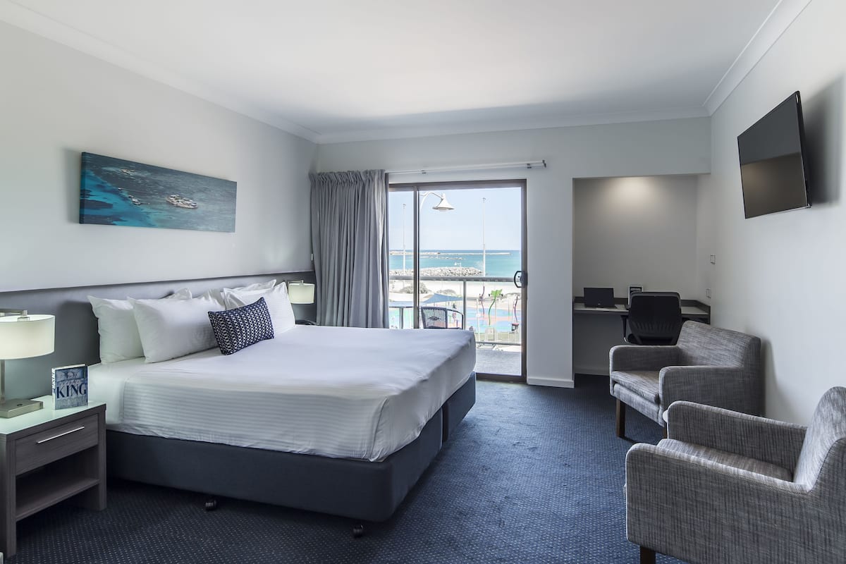 minibar, iron/ironing board, free wifi, bed sheets