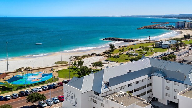 Hotel sul lungomare con piscina, parcheggio e vista sull'oceano.