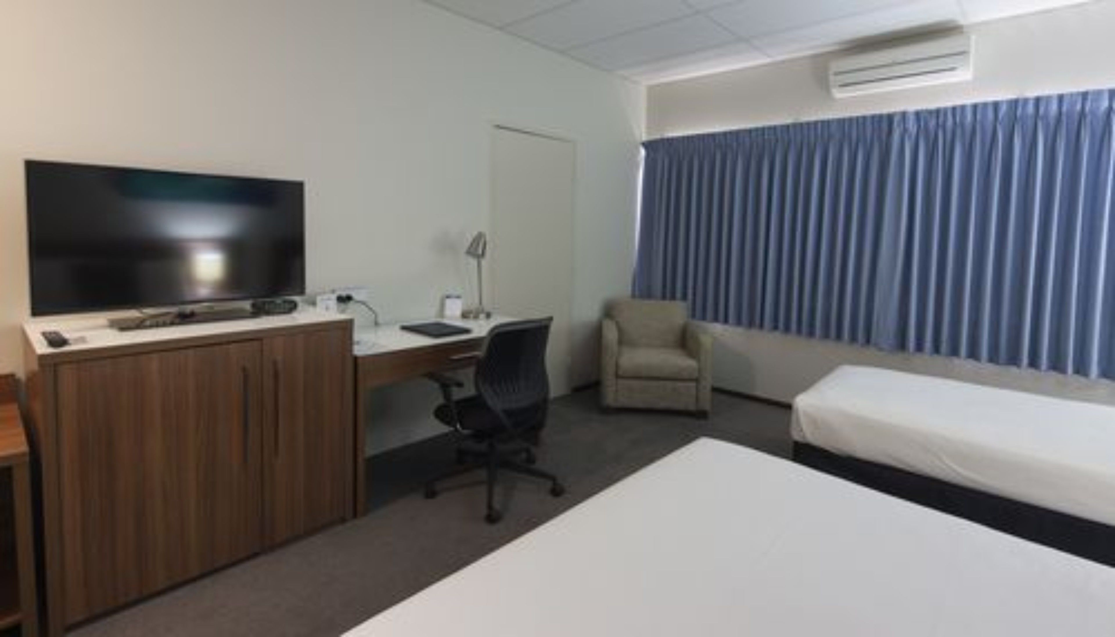 deluxe twin room | minibar, iron/ironing board, free wifi, bed sheets