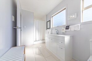 Đồ dùng nhà tắm miễn phí, máy sấy tóc, khăn tắm 