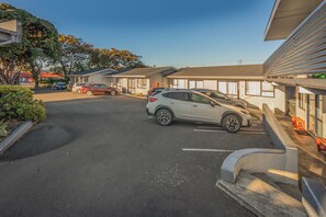 Free self-parking - Fiesta Court Motel (Whanganui)